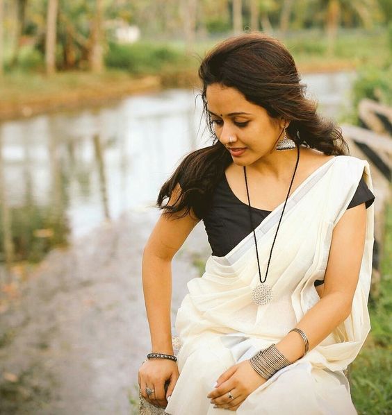 Women should not wear these 3 things after marriage 5 White color saree