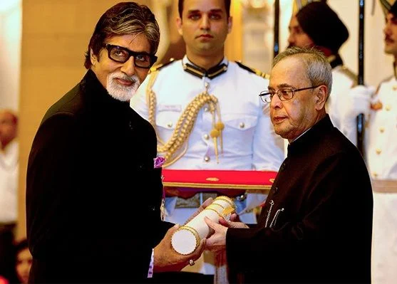 Amitabh Bachchan Biography, Age, Height, Family, Caste, Net Worth, Wiki Profile 8 Amitabh Bachchan receiving Padma Vibhushan